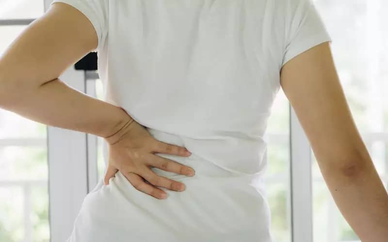 Mujer sufriendo dolor de espalda