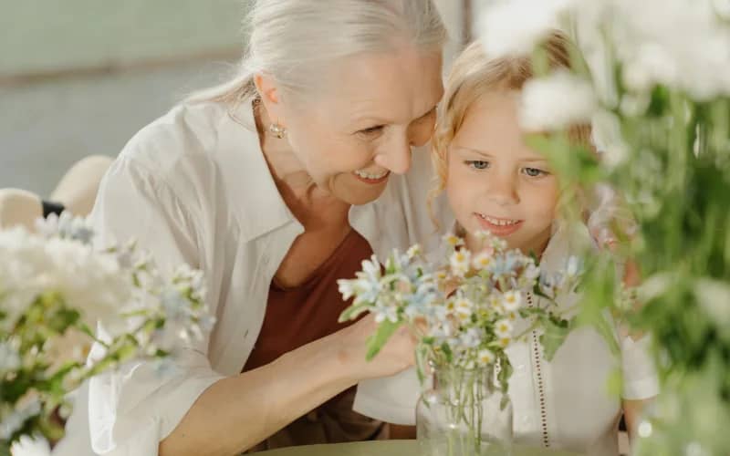 Visitar a tu abuela le aporta beneficios a la salud