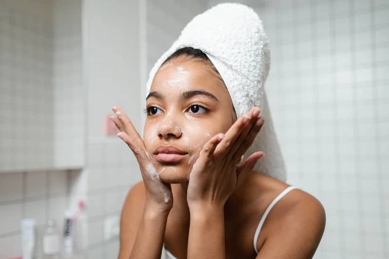 Los beneficios de la limpieza facial adecuada