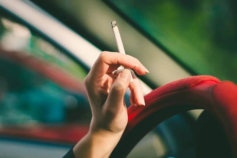 Los peligros del humo de tabaco en vehículos